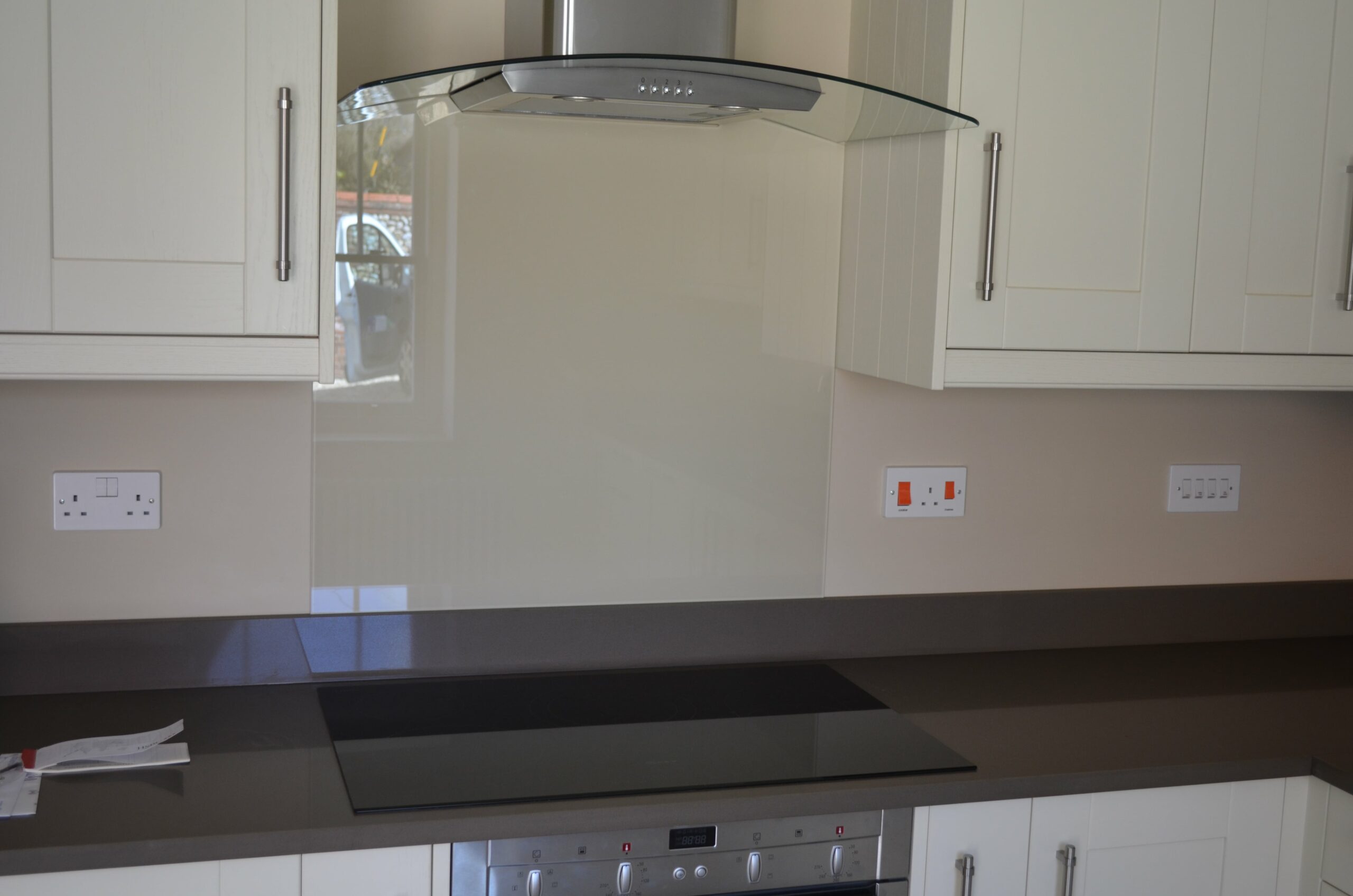 clear splashback behind hob in ktichen